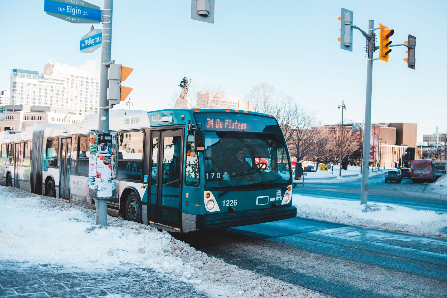 Autobus miejski jedzie przez ośnieżone skrzyżowanie w Ottawie