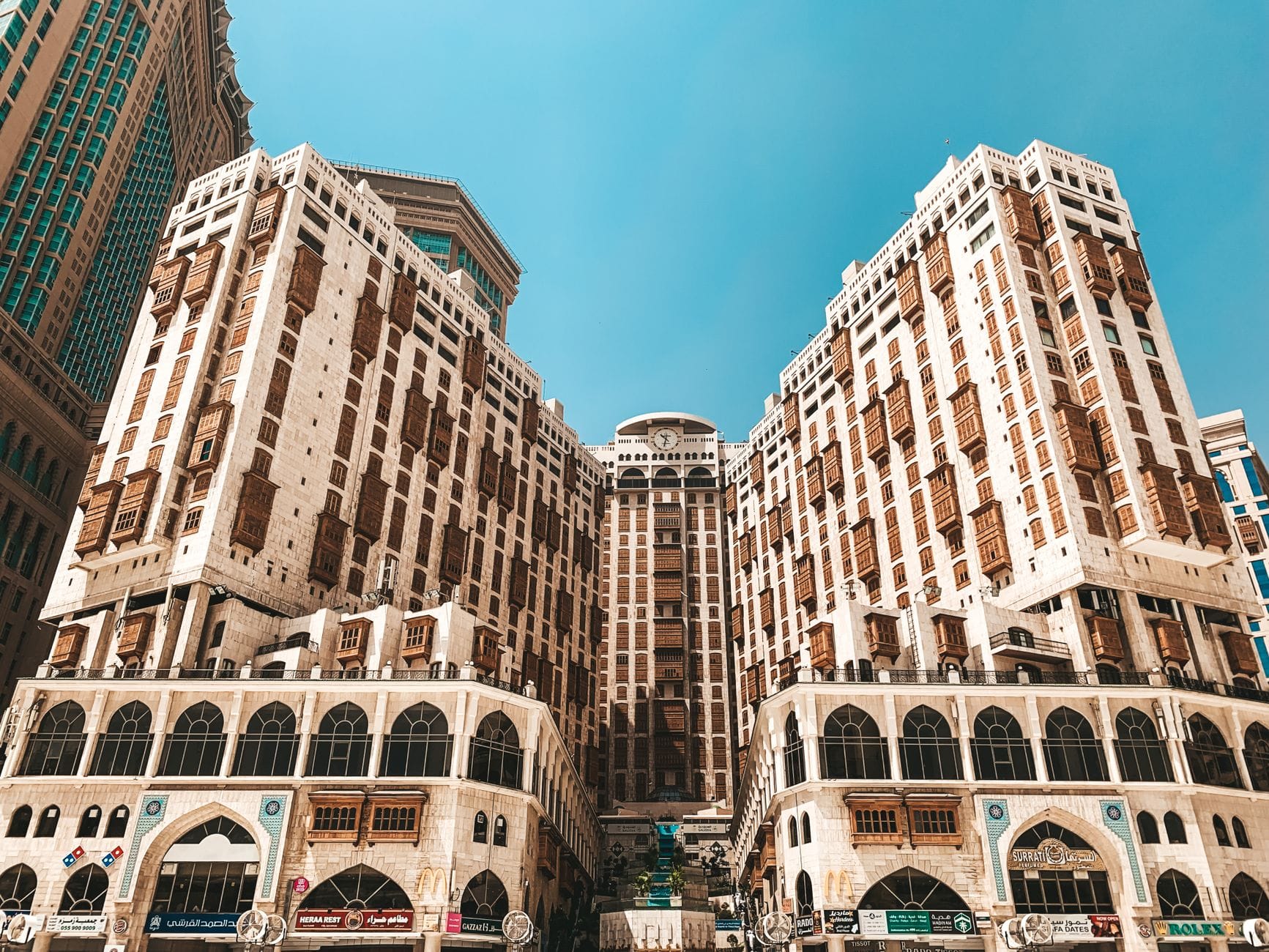 Nowoczesny hotel w Mekce sfotografowany z dołu na tle błękitnego nieba
