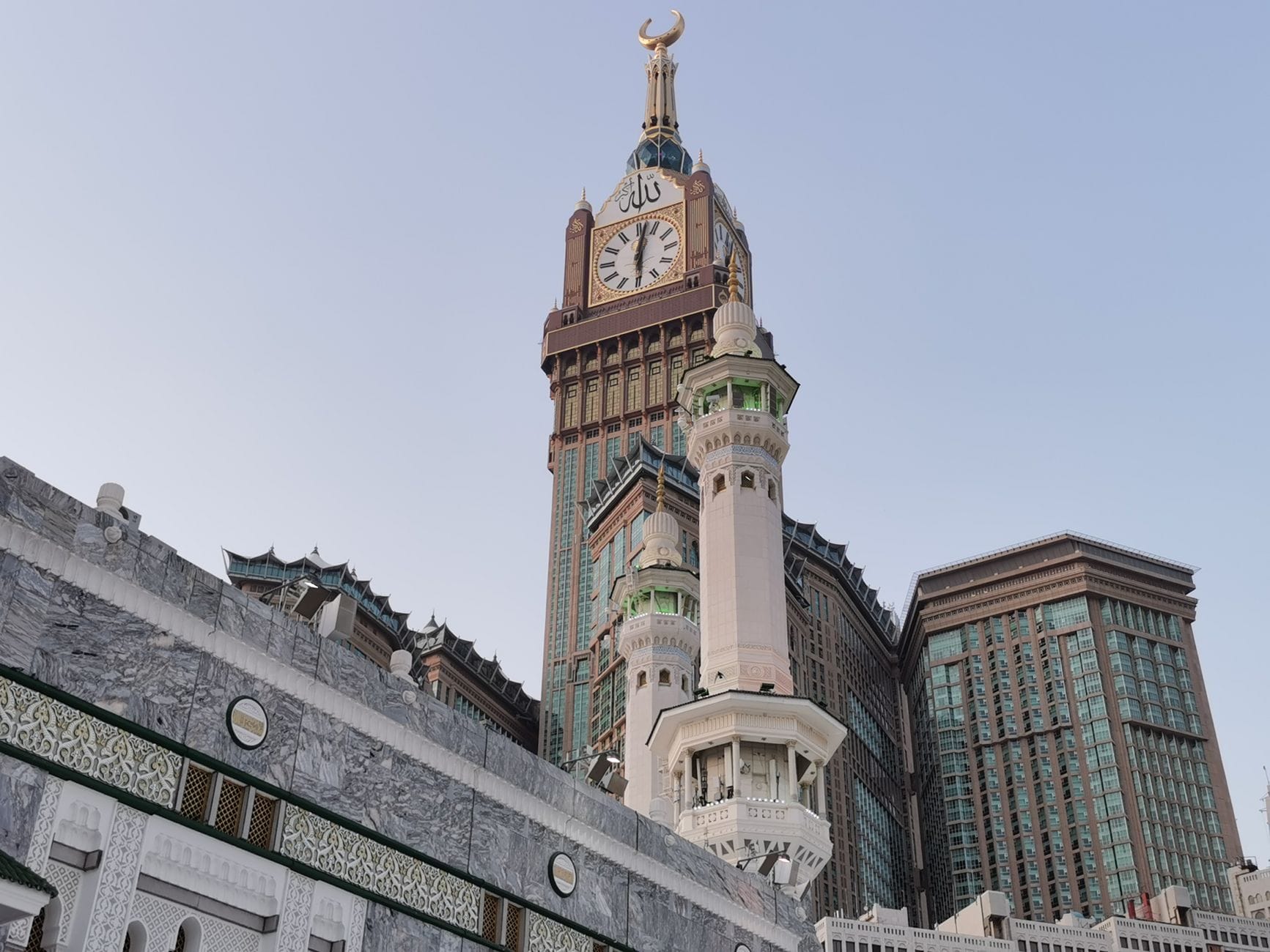 Panorama Mekki z wieżą zegarową Abraj Al Bait i otaczającą zabudową