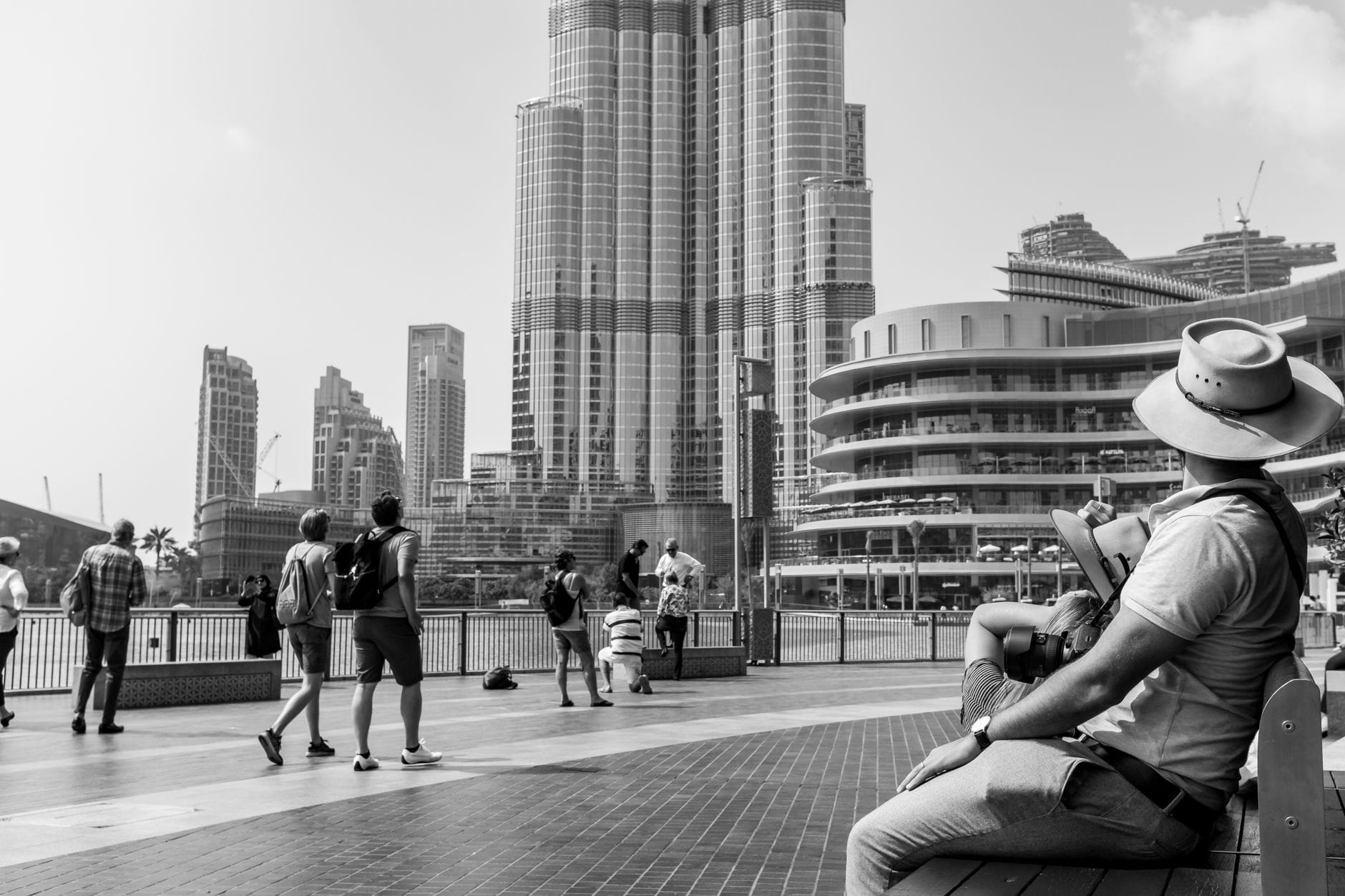 Ludzie u podnóża Burj Khalifa w Dubaju, monochromatyczne ujęcie Ludzie u podnóża Burj Khalifa w Dubaju, monochromatyczne ujęcie