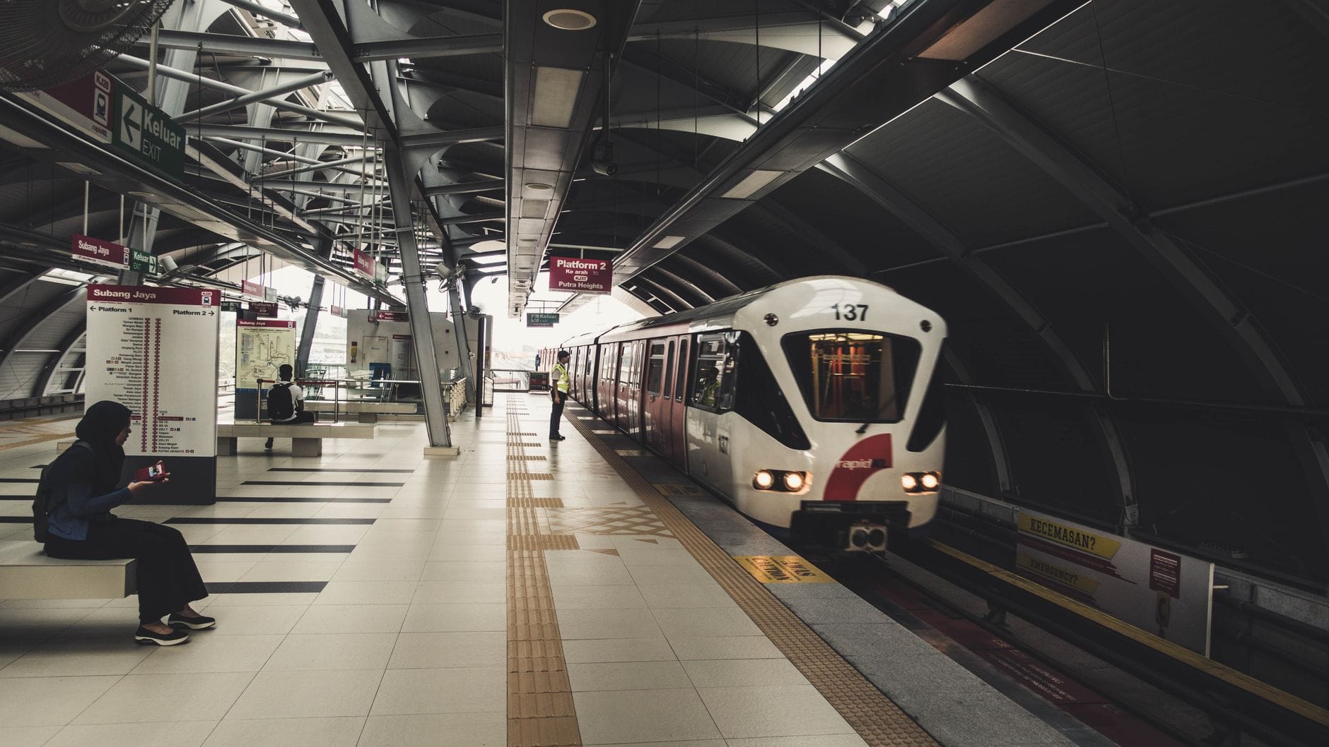 Podróżny czeka na pociąg na nowoczesnym dworcu w Kuala Lumpur