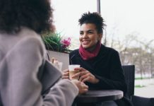 Dwie kobiety rozmawiają przy kawie w ogródku kawiarnianym w Brazylii