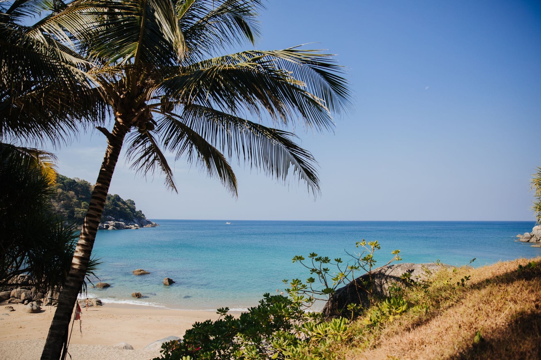 Spokojna plaża z palmami i turkusową wodą w Phuket w Tajlandii Spokojna plaża z palmami i turkusową wodą w Phuket w Tajlandii