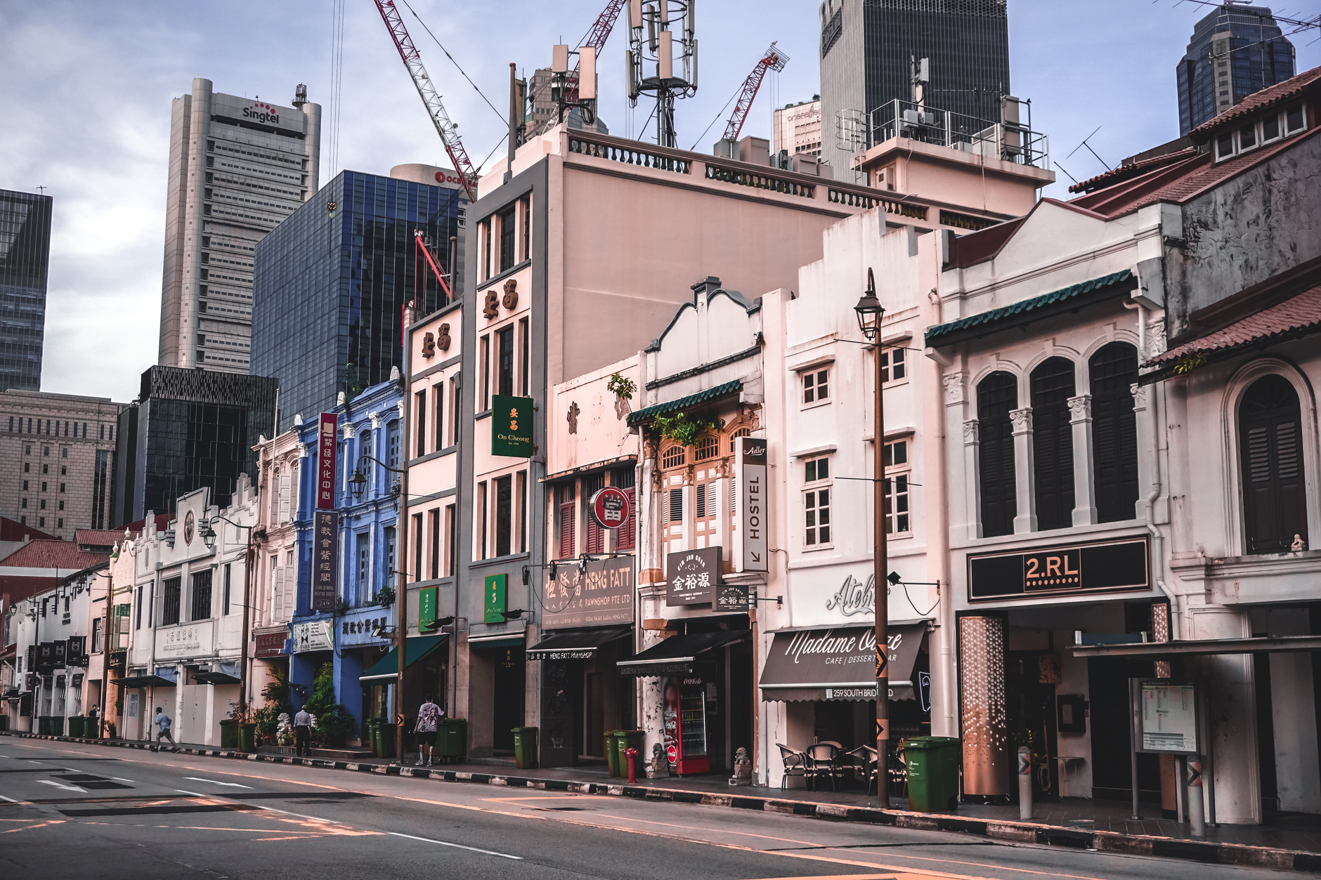 Kolorowe kamienice-singapurskie shophouses w Chinatown na tle wieżowców