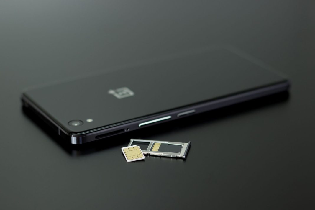 Smartfon z kartą SIM i kartą pamięci podczas podróży na Ukrainę Smartfon z kartą SIM i kartą pamięci podczas podróży na Ukrainę