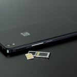 Internet na Ukrainie: lokalna karta SIM, eSIM czy roaming z Polski? Smartfon z kartą SIM i kartą pamięci podczas podróży na Ukrainę